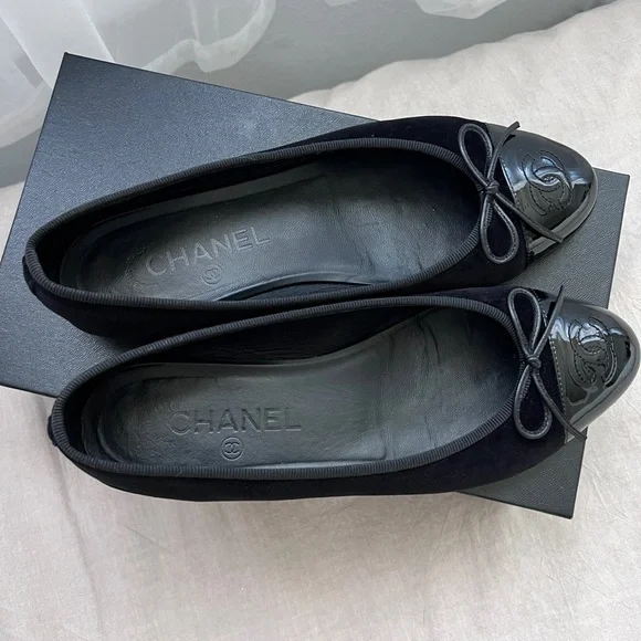 Auth Chanel Black Velvet Patent Classic CC Logo Ballerina Flats - Size 37.5